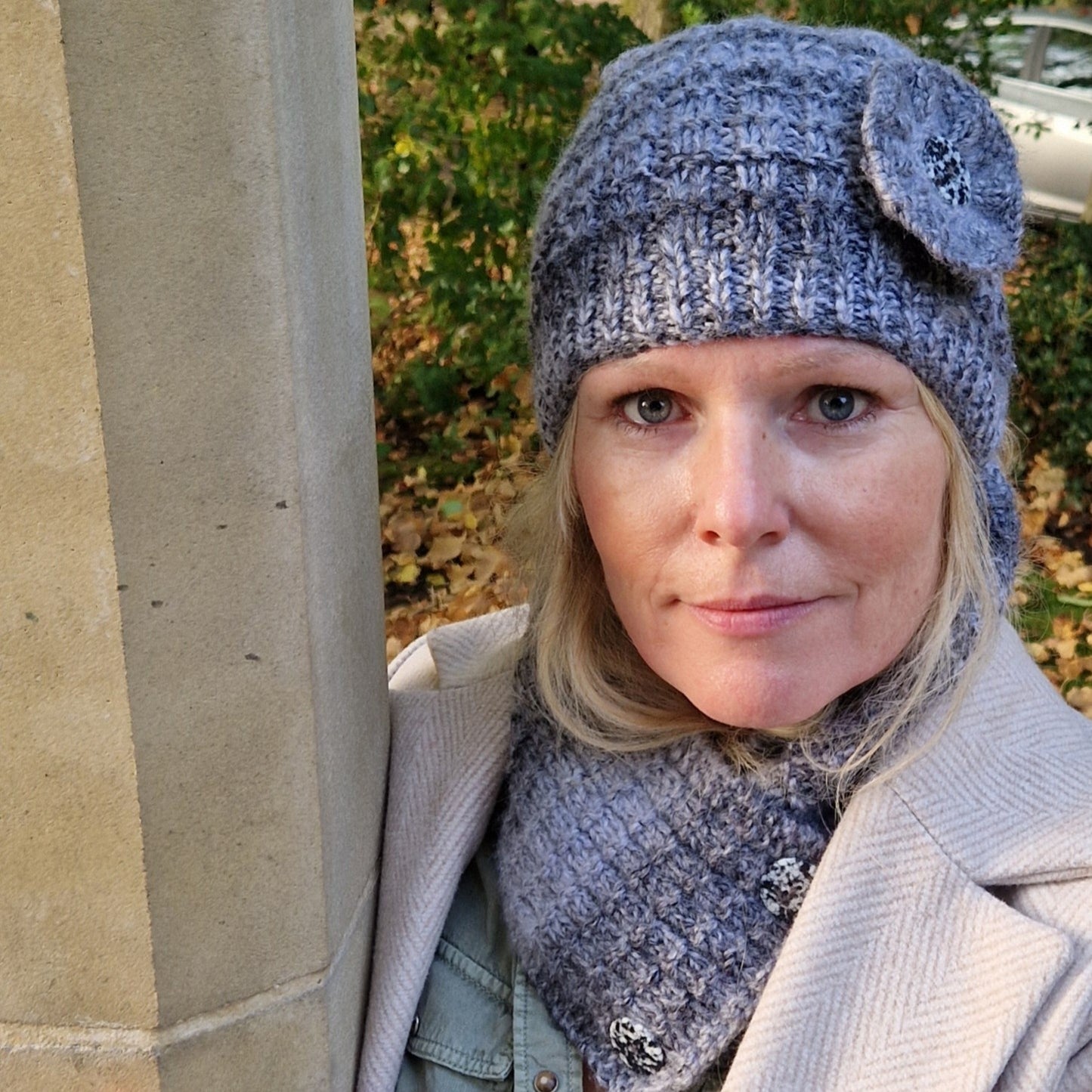 Handknit hat with detachable flower brooch - dark grey