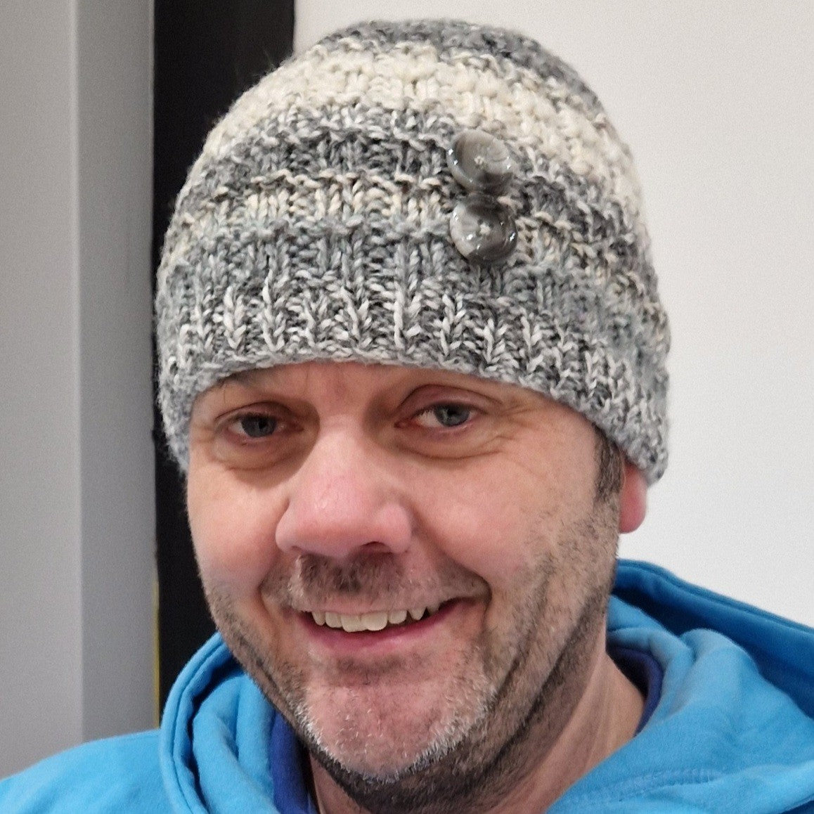 MATCHING SET - hat, neck wrap and fingerless gloves - pale grey and beige