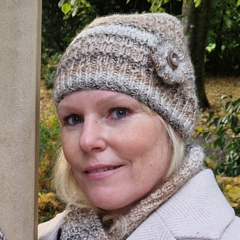 Handknit hat with detachable flower brooch - beige