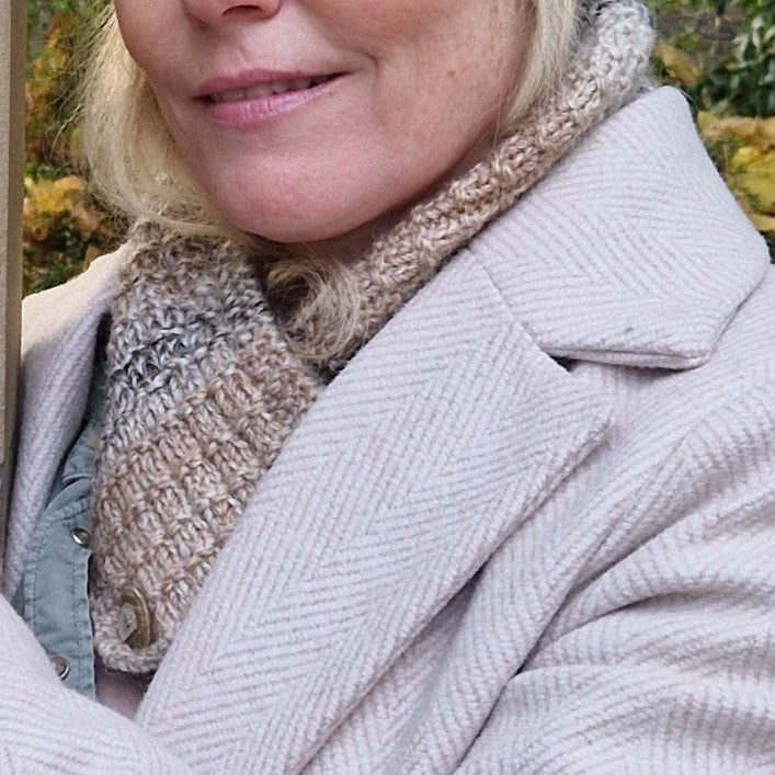 Handknit neck wrap - beige