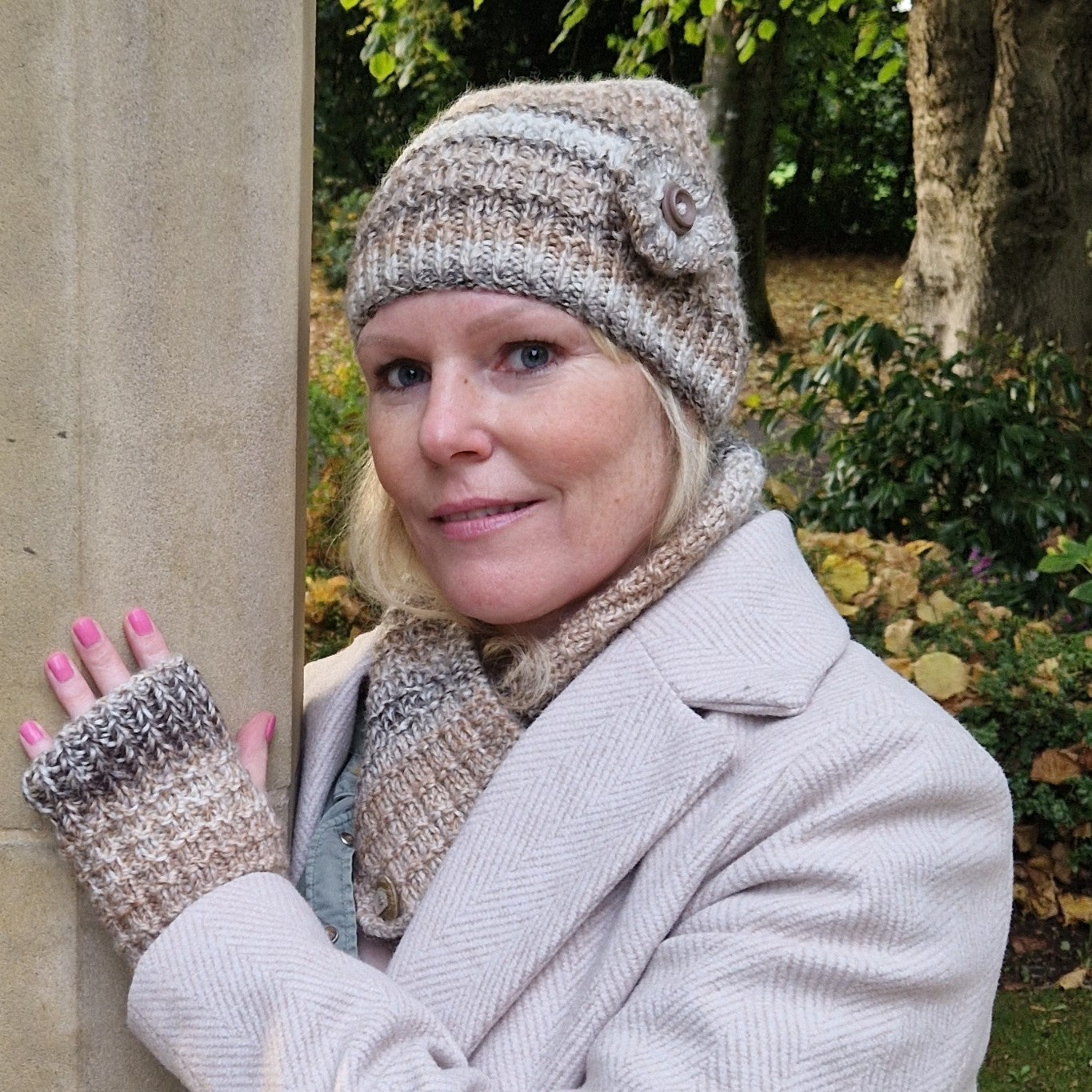 Handknit fingerless gloves - beige