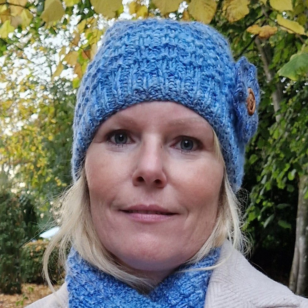 Handknit hat with detachable flower brooch - blue