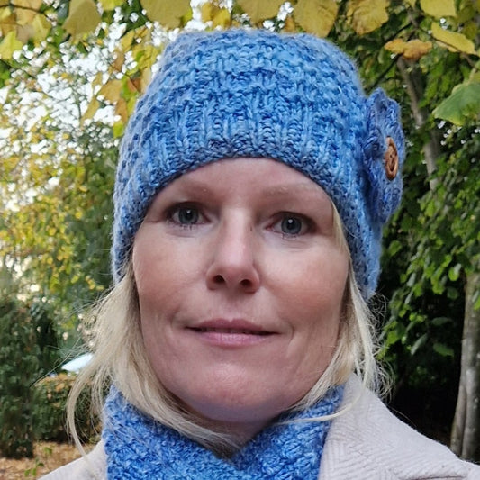 Handknit hat with detachable flower brooch - blue