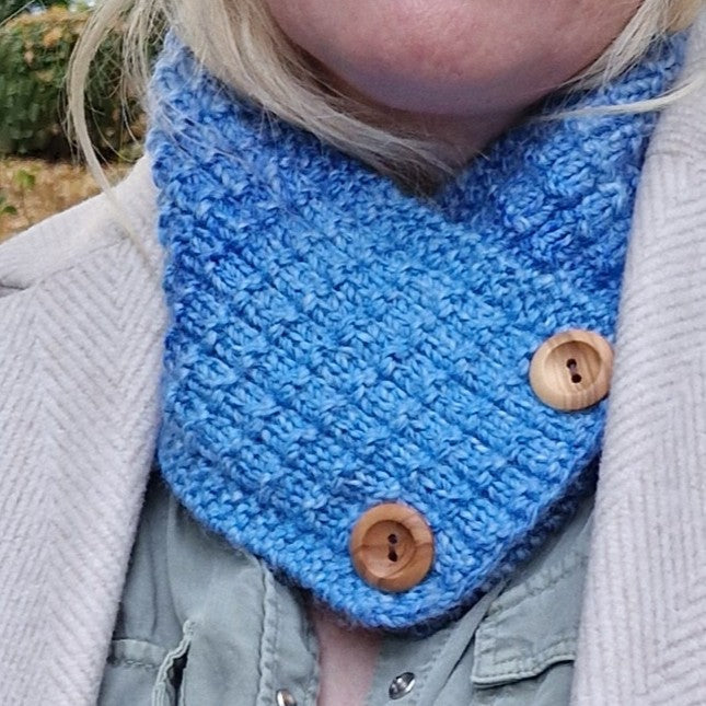 Handknit neck wrap - blue