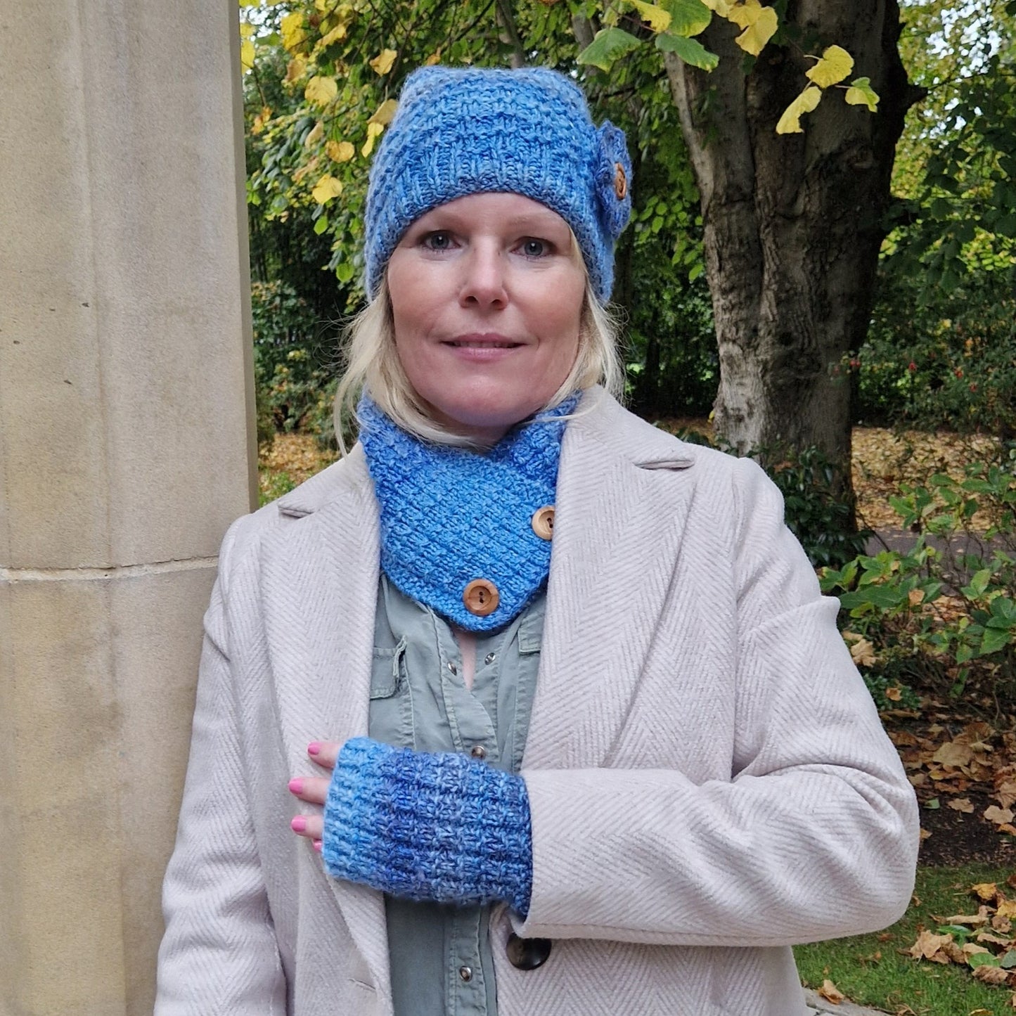 Handknit neck wrap - blue