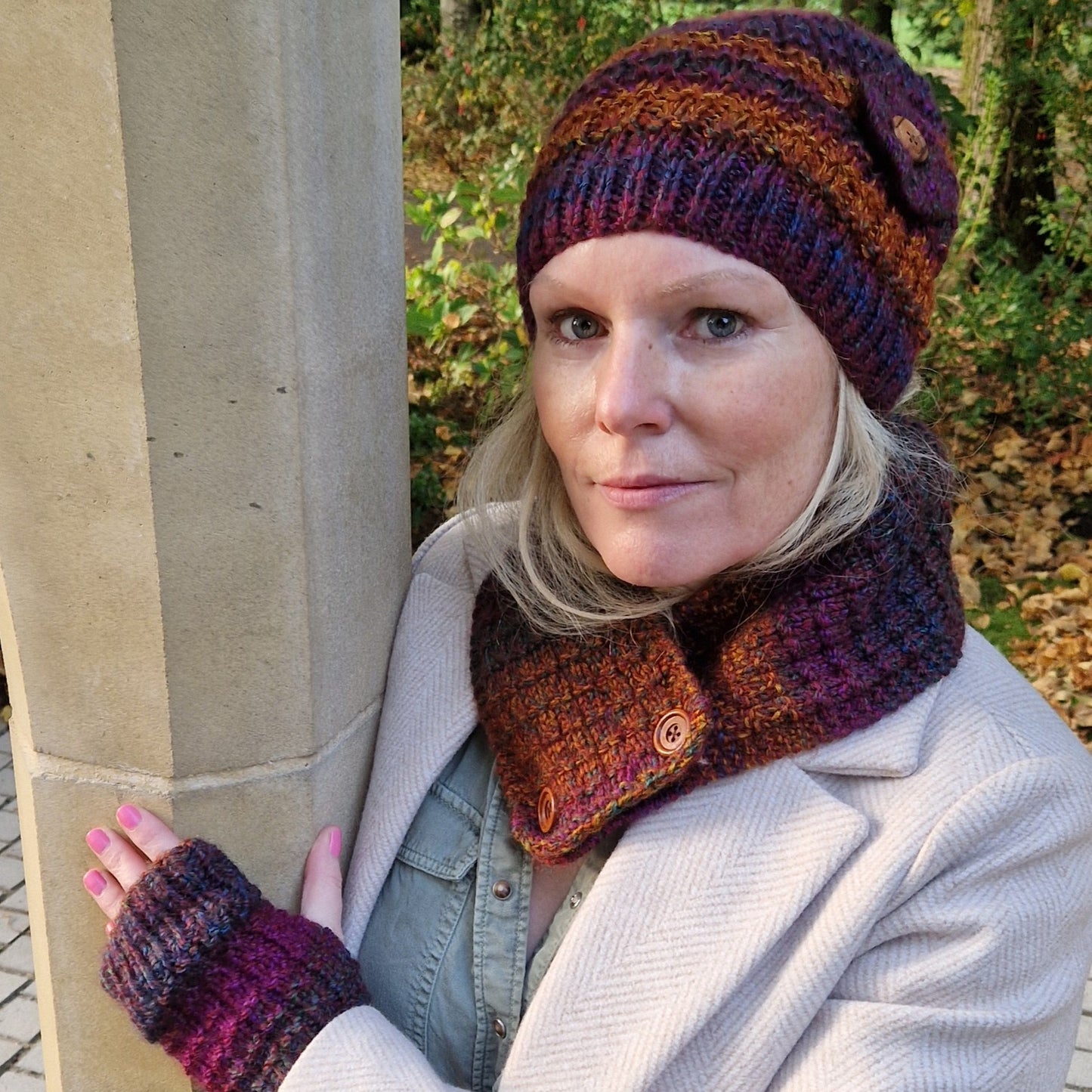 Handknit unisex hat with detachable flower brooch - plum and ginger