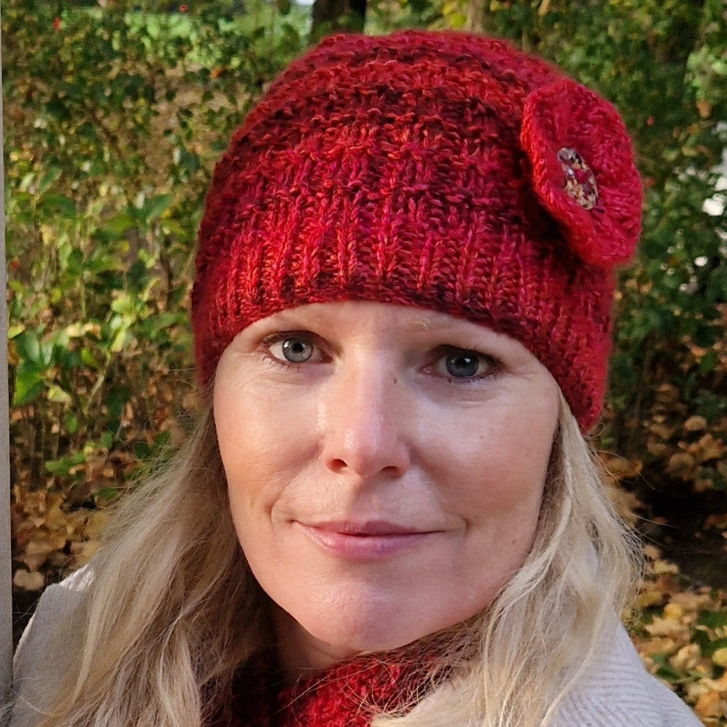 Handknit hat with detachable flower brooch - red