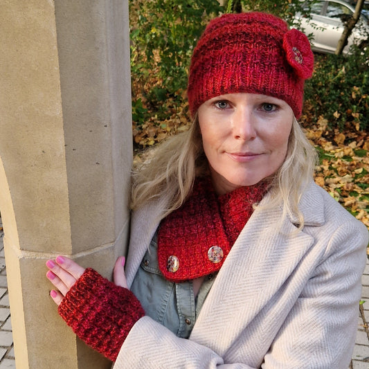 MATCHING SET - hat, neck wrap and fingerless gloves - red