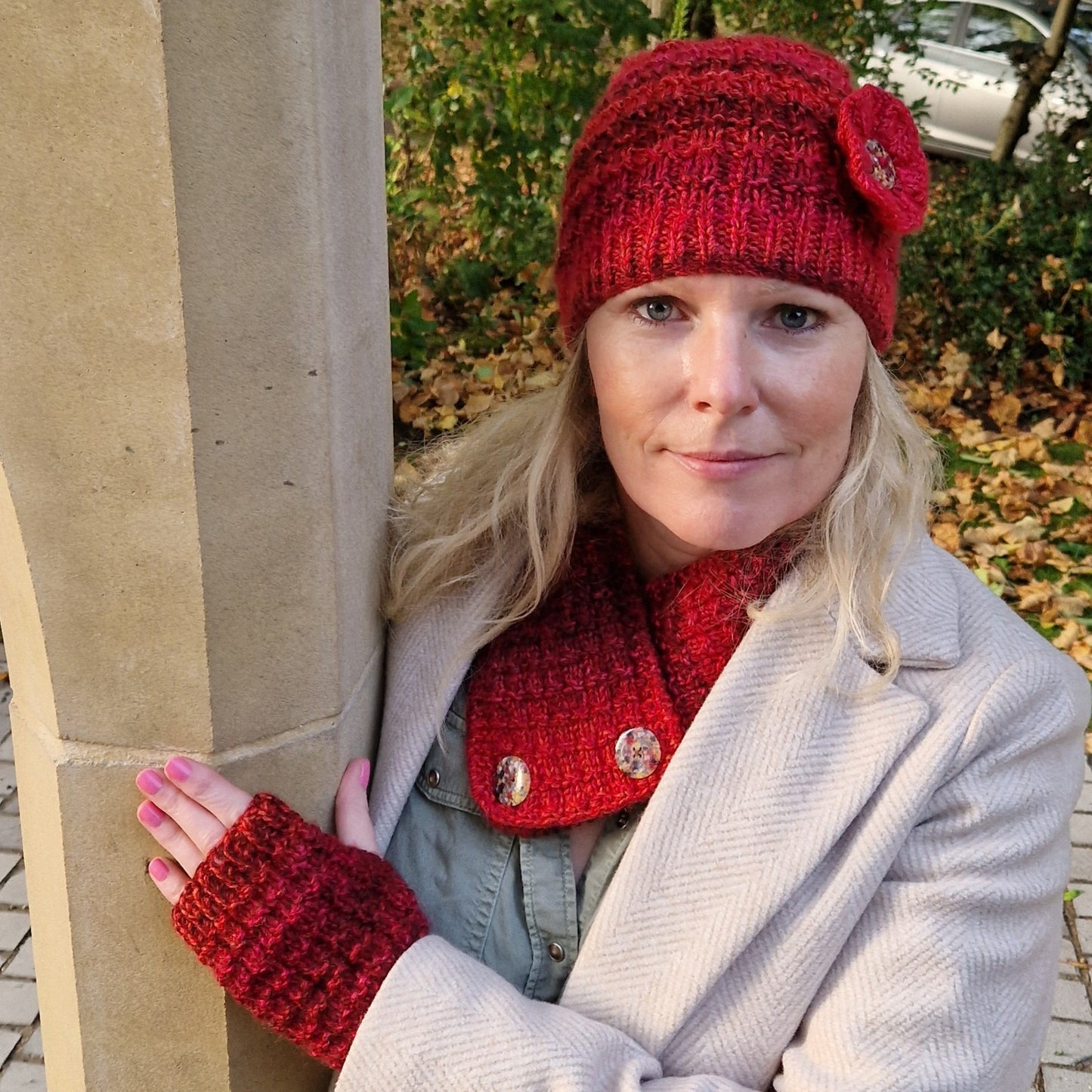 MATCHING SET - hat, neck wrap and fingerless gloves - red