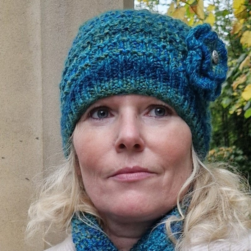 Handknit hat with detachable flower brooch - teal