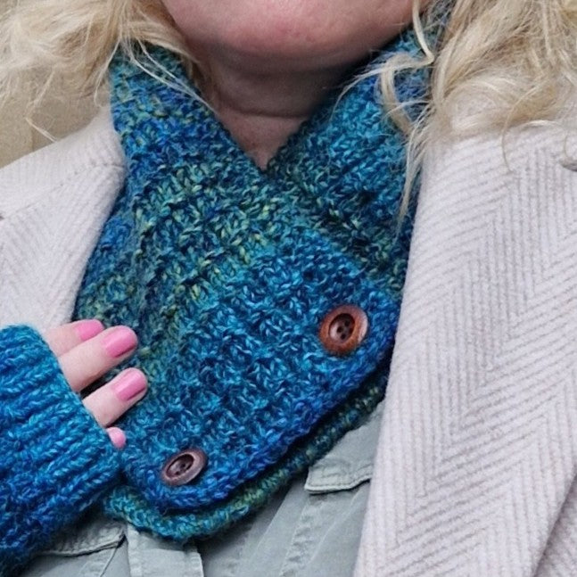 Handknit neck wrap - teal