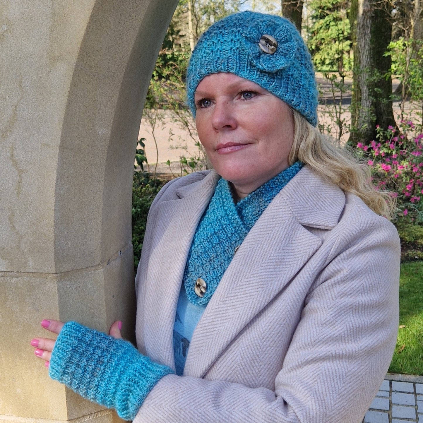 Handknit beanie hat with detachable flower brooch - turquoise