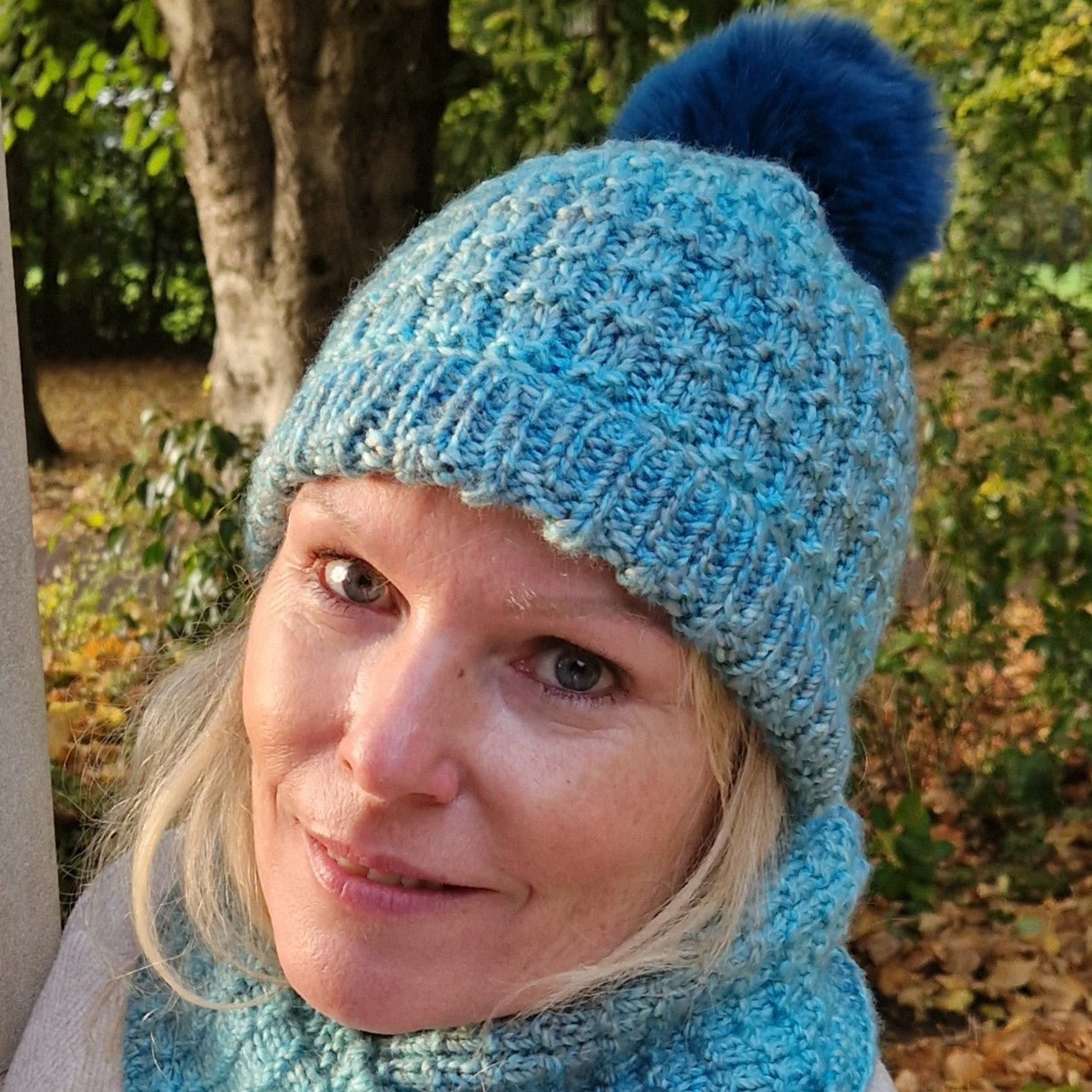 Handknit beanie hat with detachable pompom - turquoise