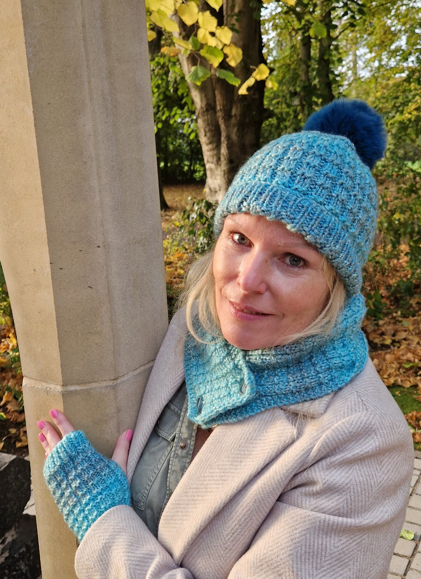 Handknit beanie hat with detachable pompom - turquoise