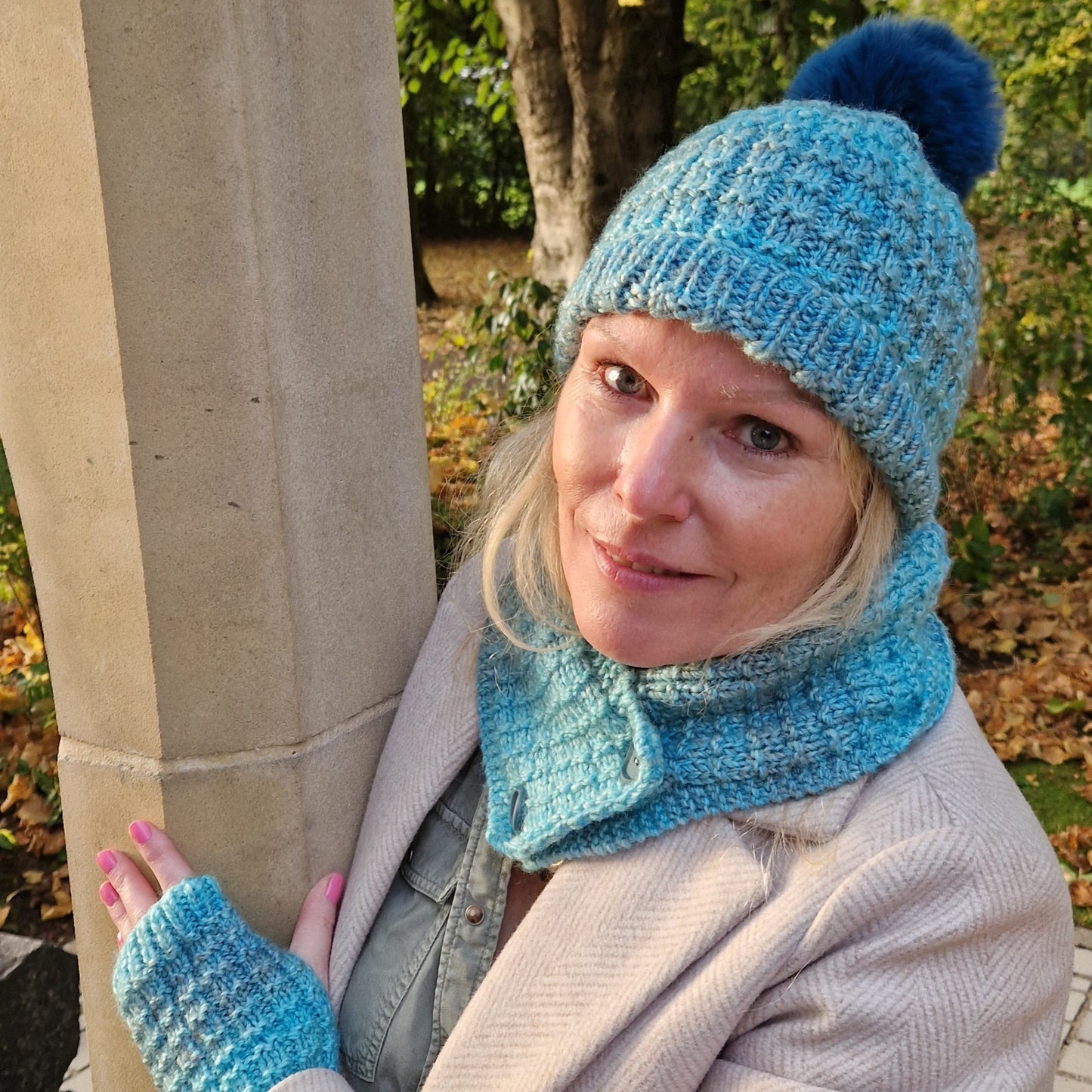 MATCHING SET - hat, neck wrap and fingerless gloves - turquoise