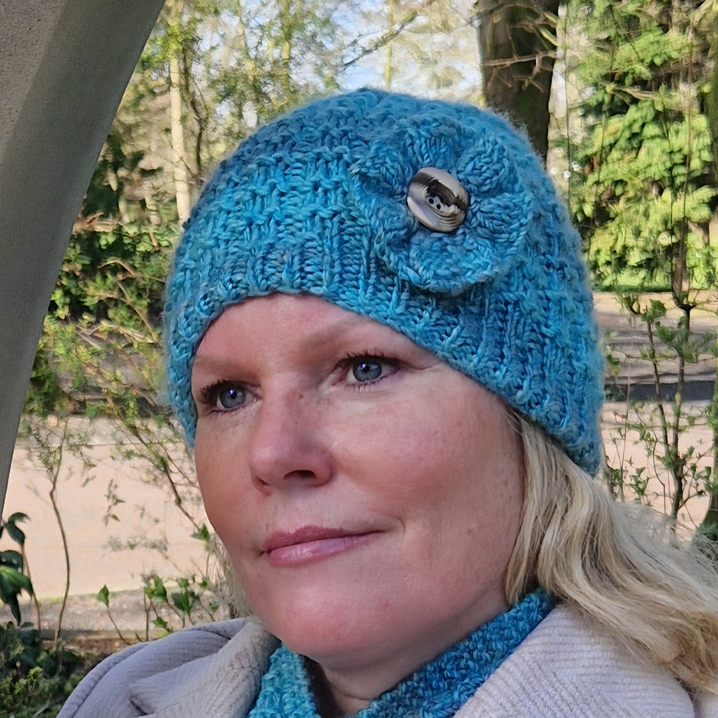 Handknit beanie hat with detachable flower brooch - turquoise