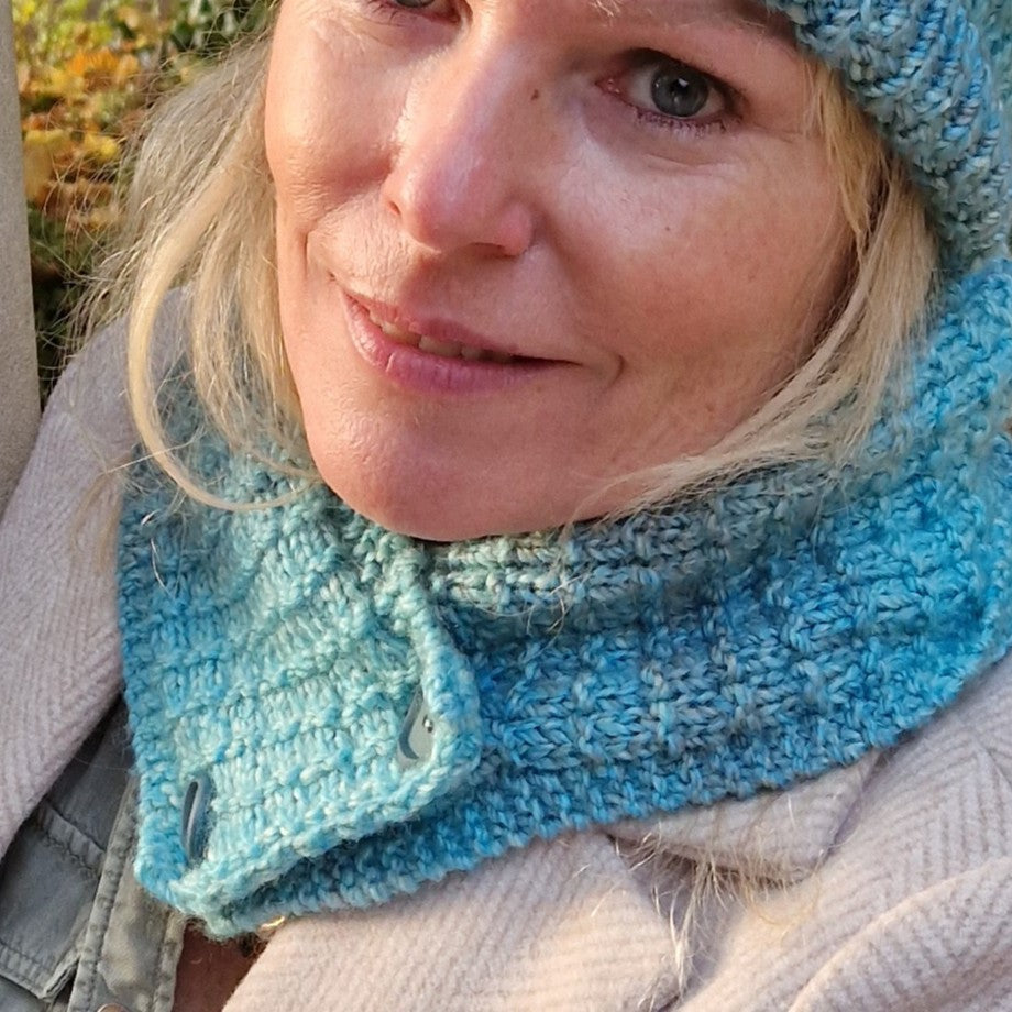 Handknit neck wrap - turquoise